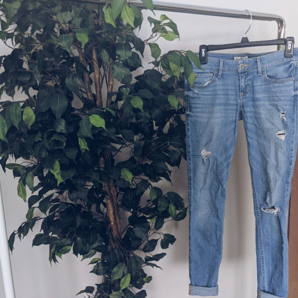 Distressed skinny jeans